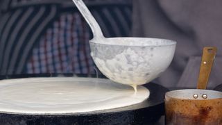 "Un scandale sanitaire" : à Paris, la pâte à crêpes des vendeurs à la sauvette proche de la Tour Eiffel est stockée dans les bouches d'égout