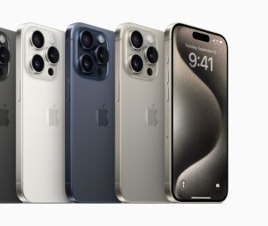Les bords de l'iPhone 15 Pro évoluent, un peu plus arrondis et doux au toucher. Des bords dont le matériau a changé avec l'arrivée du titane pour remplacer l'acier inoxydable.
