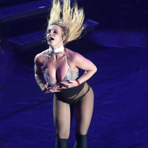 Même si la célébrité associe cela à "l'une des expériences les plus difficiles" de sa vie. Et que l'on comprend entre les lignes qu'elle aurait souhaité assumer sa maternité. C'est encore là que son témoignage est important. Si en parler revient à dédramatiser, Britney ne cache pas la souffrance qu'elle a vécue. Du coup, elle rappelle aussi que l'expérience de l'avortement a des incidences qui varient selon les individualités.
Britney Spears en concert à la Tower Headland à Blackpool au Royaume-Uni, le 1er septembre 2018. 