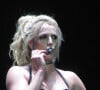 Le 24 octobre sera à l'avenir un jour férié pour tous les fans de Britney : car il s'agit ni plus ni moins que la date de publication en librairies de The Woman in Me, les Mémoires de la Reine de la pop. L'interprète de "Toxic", enfin libérée de la tutelle paternelle, y révèle beaucoup de choses. Et pas les plus feel good.
Britney Spears en concert avec le rappeur Pitbull à l'O2 Arena de Londres le le 24 août 2018. 