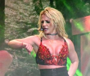 "Si la décision avait été la mienne, je ne l'aurais jamais fait", développe Britney dans son livre. Cela pourrait passer pour une simple info "people", d'autant plus que Justin Timberlake est tout aussi célèbre que la chanteuse. Mais c'est bien plus que ça : en fait, il faut vraiment écouter Britney. Par-delà ses hits.
Britney Spears en concert avec le rappeur Pitbull à l'O2 Arena de Londres le le 24 août 2018. 