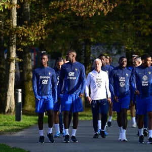 Didier Deschamps (sélectionneur) avec les joueurs de l'équipe de FranceL'équipe de France en entrainement au Centre National du Football (CNF) de Clairefontaine-en-Yvelines, France, le 9 octobre 2023. © Federico Pestellini/Panoramic/Bestimage  French team during a training session at the National Football Center (CNF) in Clairefontaine-en-Yvelines, France, on October 9, 2023.