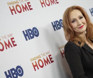 Info - Accusée de transphobie, J.K. Rowling dit avoir reçu des menaces de mort - Info - J.K Rowling accusée de transphobie - J. K. Rowling à la première de la série HBO "Finding The Way" à New York, le 11 décembre 2019.