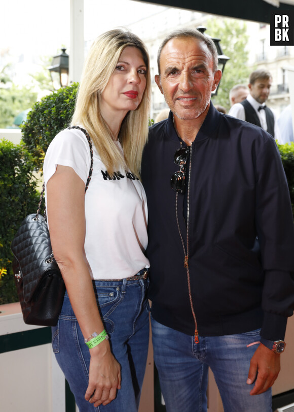 Nikos Aliagas et sa femme Tina Grigoriou - Soirée "L’Art de Vivre Paris" au Deux Magots à Paris le 26 juin 2023. © Marc Ausset-Lacroix/Bestimage