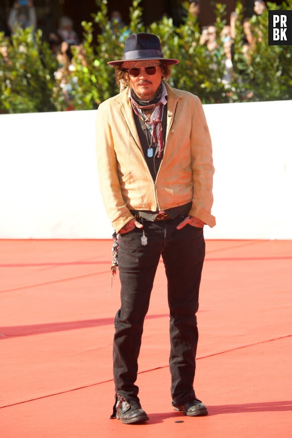 Johnny Depp assiste à la projection du film "Puffins" lors du 16 ème Rome International Film Festival, le 17 octobre 2021.