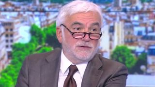 Pascal Praud : "c'est caricatural...", sa réponse cash à la parodie de L'heure des pros de Malik Bentalha