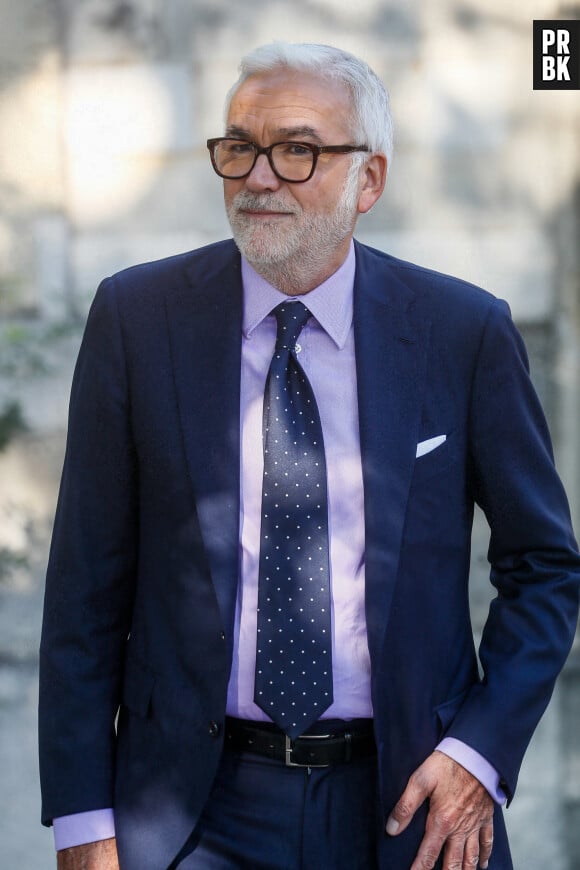 Pascal Praud - Obsèques du journaliste Jean-Pierre Elkabbach au cimetière du Montparnasse dans le 14ème arrondissement de Paris, France, le 6 octobre 2023. © Christophe Clovis/Bestimage