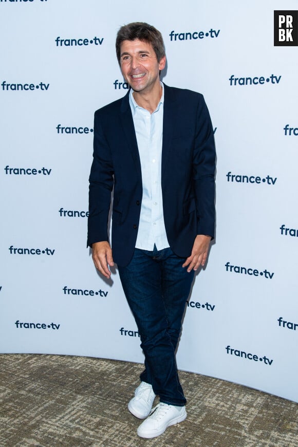 Thomas Sotto lors du photocall dans le cadre de la conférence de presse de France Télévisions au Pavillon Gabriel à Paris, France, le 24 août 2021. © Pierre Perusseau/Bestimage