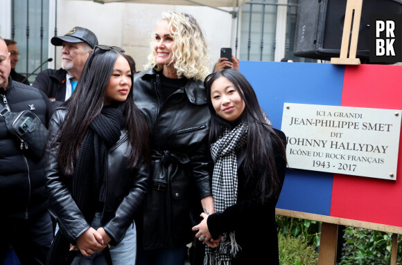 Laeticia Hallyday, ses filles Joy et Jade lors de l'inauguration d'une plaque commémorative en hommage à Johnny Hallyday devant l'immeuble où le chanteur français a grandi dans le 9ème arrondissement de Paris, France, le 22 décembre 2023. © Dominique Jacovides/Bestimage