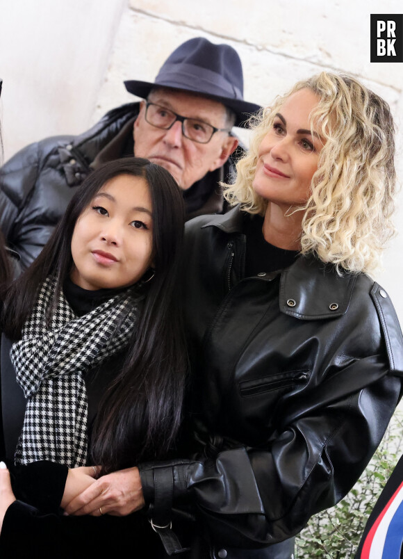 Laeticia et Jade Hallyday, Jean-Claude Camus lors de l'inauguration d'une plaque commémorative en hommage à Johnny Hallyday devant l'immeuble où le chanteur français a grandi dans le 9ème arrondissement de Paris, France, le 22 décembre 2023. © Dominique Jacovides/Bestimage