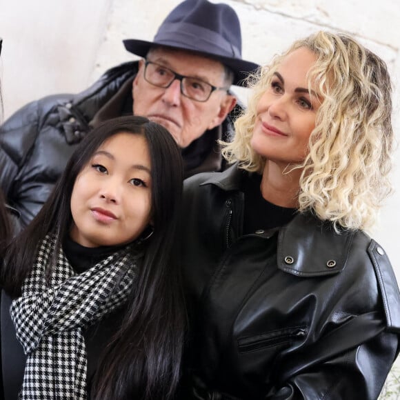 Laeticia et Jade Hallyday, Jean-Claude Camus lors de l'inauguration d'une plaque commémorative en hommage à Johnny Hallyday devant l'immeuble où le chanteur français a grandi dans le 9ème arrondissement de Paris, France, le 22 décembre 2023. © Dominique Jacovides/Bestimage