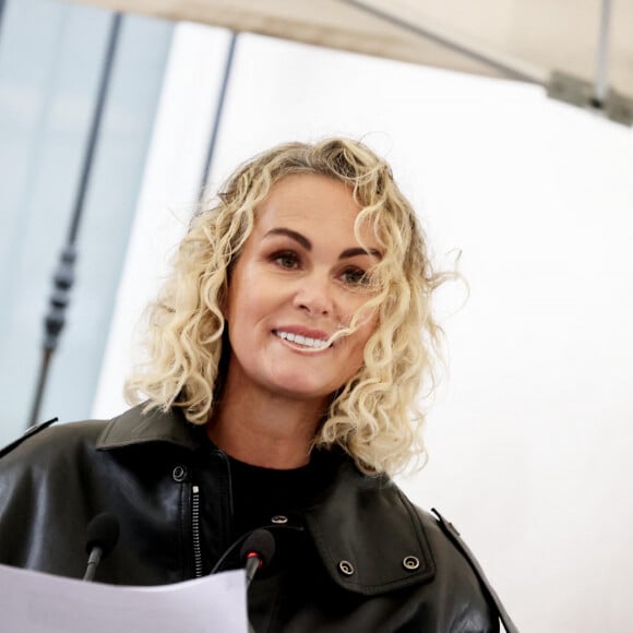 Laeticia Hallyday lors de l'inauguration d'une plaque commémorative en hommage à Johnny Hallyday devant l'immeuble où le chanteur français a grandi dans le 9ème arrondissement de Paris, France, le 22 décembre 2023. © Dominique Jacovides/Bestimage
