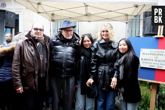 Jean-Claude Camus, Laeticia Hallyday, ses filles Joy et Jade lors de l'inauguration d'une plaque commémorative en hommage à Johnny Hallyday devant l'immeuble où le chanteur français a grandi dans le 9ème arrondissement de Paris, France, le 22 décembre 2023. © Dominique Jacovides/Bestimage