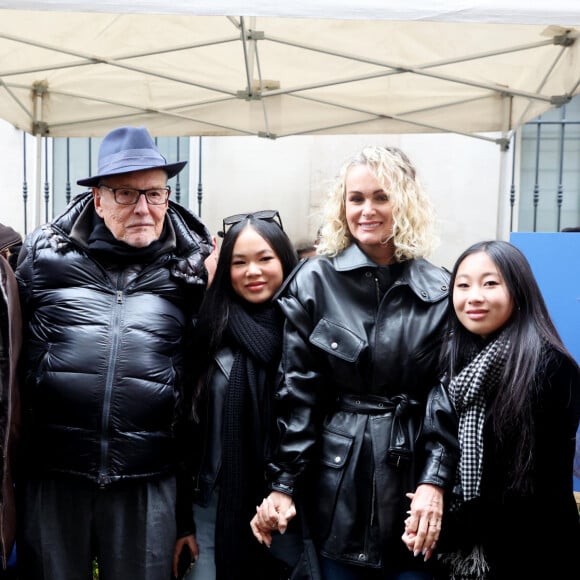 Jean-Claude Camus, Laeticia Hallyday, ses filles Joy et Jade lors de l'inauguration d'une plaque commémorative en hommage à Johnny Hallyday devant l'immeuble où le chanteur français a grandi dans le 9ème arrondissement de Paris, France, le 22 décembre 2023. © Dominique Jacovides/Bestimage