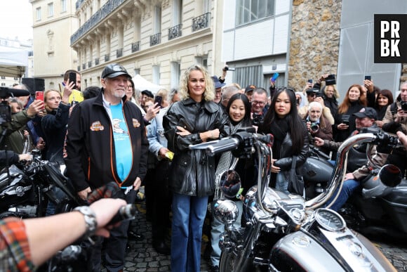 Laeticia Hallyday et ses filles Jade et Joy rencontrent les bikers venus rendre hommage au chanteur lors de l'inauguration d'une plaque commémorative en hommage à Johnny Hallyday devant l'immeuble où le chanteur français a grandi dans le 9ème arrondissement de Paris, France, le 22 décembre 2023. © Dominique Jacovides/Bestimage