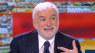 "C'est marqué que je suis journaliste d'extrême droite" : Pascal Praud s'insurge du Complément d'enquête sur Jordan Bardella