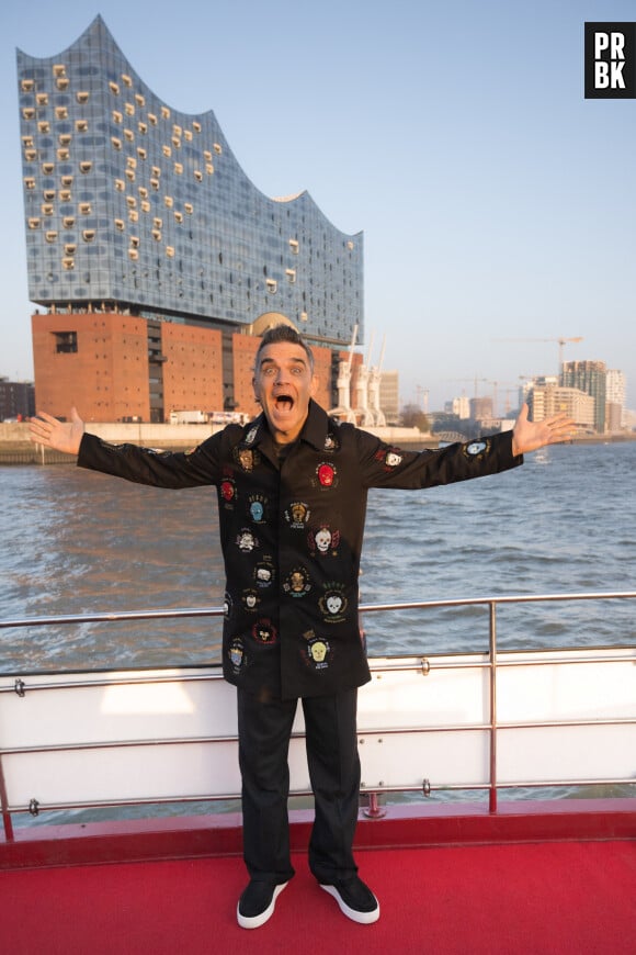 Robbie Williams pose devant la Philharmonie de l'Elbe à Hambourg, le 14 novembre 2022.