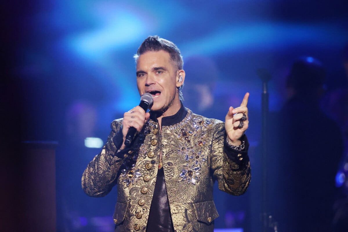Photo robbie williams sur le plateau de l mission your songs 