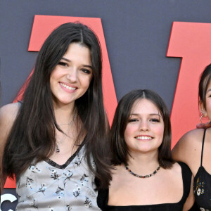 Luciana Barroso, sa fille Alexia Barroso, sa fille Stella Damon, sa fille Isabella Damon et son mari Matt Damon à la première du film Amazon Studios "Air" au Regency Village Theatre à Los Angeles, Californie, Etats-Unis, le 27 mars 2023.