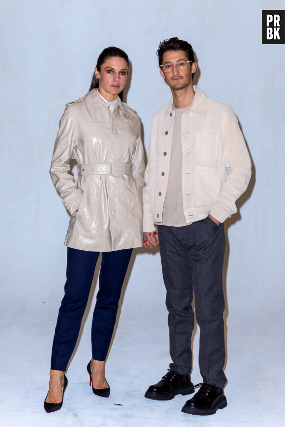 Pierre Niney et sa compagne Natasha Andrews - Photocall du défilé de mode Hommes "AMI" prêt-à-porter automne-hiver 2023/2024 lors de la fashion week de Paris. Le 19 janvier 2023 © Olivier Borde / Bestimage