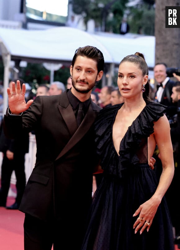 Pierre Niney et sa femme Natasha Andrews - Montée des marches du film « Mascarade » lors du 75ème Festival International du Film de Cannes. Le 27 mai 2022 © Dominique Jacovides / Bestimage