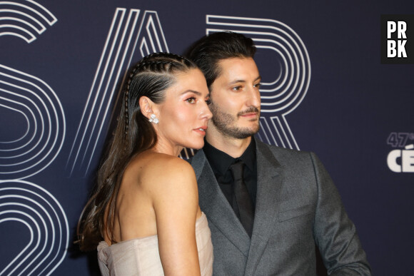 Pierre Niney et sa compagne Natasha Andrews (habillée en Dior et bijoux Van Cleef & Arpels) - Photocall de la 47ème édition de la cérémonie des César à l'Olympia à Paris, le 25 février 2022. © Borde-Jacovides/Bestimage