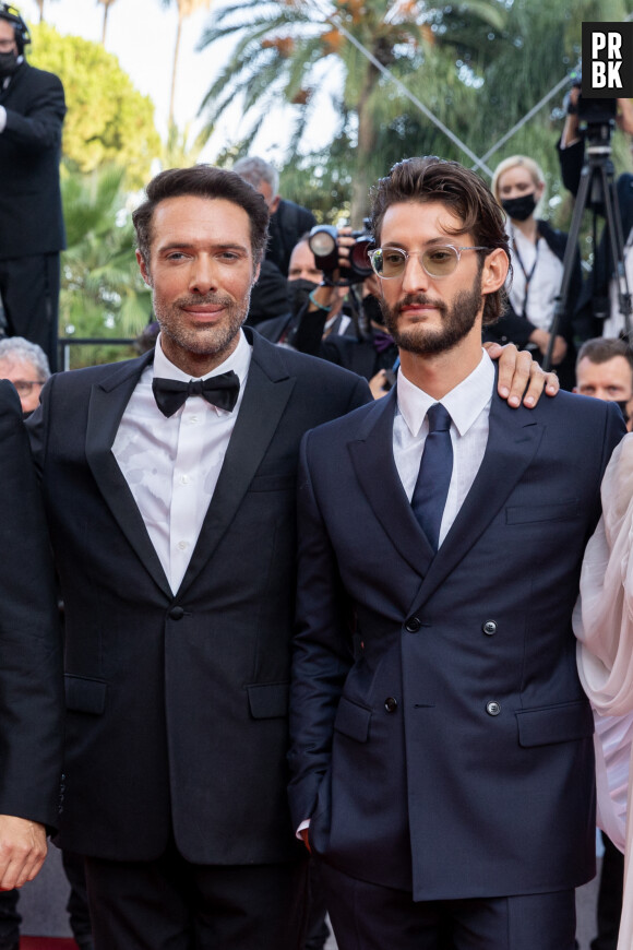 Nicolas Bedos et Pierre Niney - Montée des marches du film « OSS 117 : Alerte rouge en Afrique Noire » lors du 74ème Festival International du Film de Cannes. Le 17 juillet 2021 © Borde-Jacovides-Moreau / Bestimage