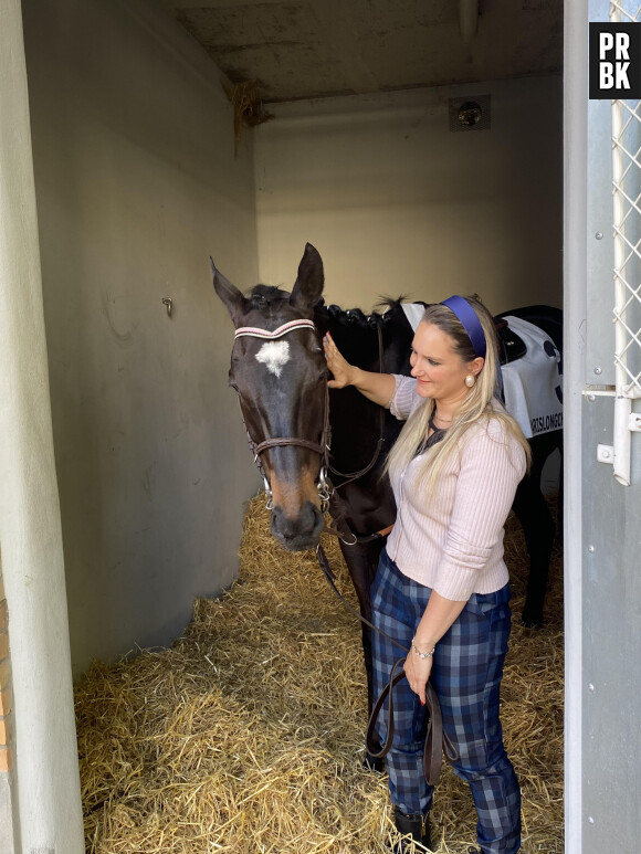 Ecuries de l'Hippodrome ParisLongchamp. Les chevaux se préparent à la course.