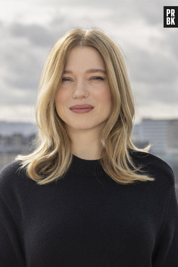 Et la vision qu'il en propose dans Le deuxième acte, principalement ciblée sur la scène française, est virulente : acteurs homophobes, sexistes, arrogants, hypocrites, tous détestables, antipathiques et/ou dépressifs...  
Léa Seydoux lors du photocall du film "Dune, deuxième partie" à l'hôtel Shangri-La à Paris, France, le 12 février 2024. © Olivier Borde/Bestimage