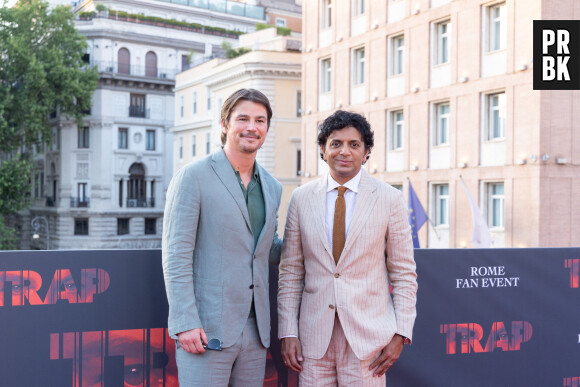 2 août 2024, Rome, Italie : l'acteur américain Josh Hartnett et le réalisateur M. Night Shyamalan assistent au tapis rouge du film ''Trap'' à la Terrazza Barberini à Rome (image de crédit : © Matteo Nardone/Pacific Press via ZUMA Press Fil)