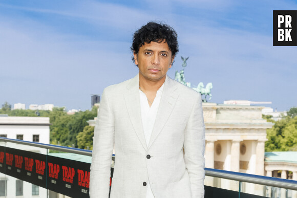 M. Night Shyamalan - J.Hartnett et le réalisateur M.N.Shyamalan lors du photocall du film "Trap" à Berlin, le 31 juillet 2024.  J.Hartnett and M.N.Shyamalan at the photocall of “TRAP No Way Out” in Berlin. July 31th, 2024. 