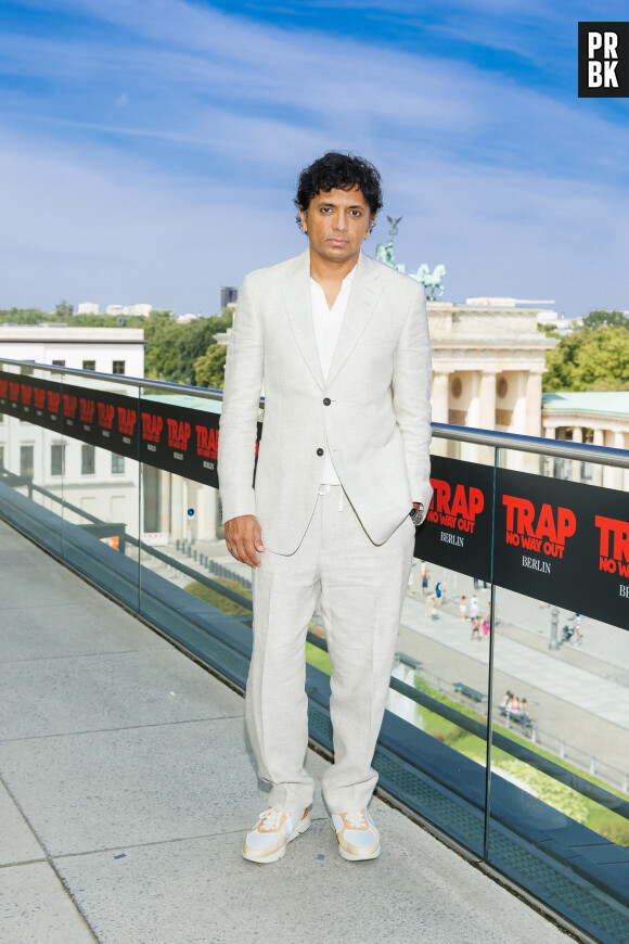 M. Night Shyamalan - J.Hartnett et le réalisateur M.N.Shyamalan lors du photocall du film "Trap" à Berlin, le 31 juillet 2024. 