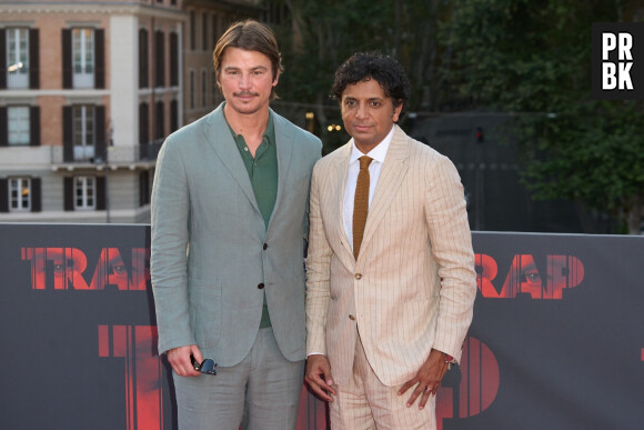 BGUK_2991500 - Rome, ITALIE - M. Night Shyamalan et Josh Hartnett assistent au photocall de "Trap" à Rome Josh Hartnett portant Boglioli Milano Sur la photo : Josh Hartnett, M. Night Shyamalan