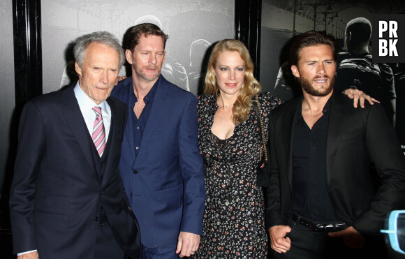 Clint Eastwood, Stacy Poitras avec sa femme Alison Eastwood et Scott Eastwood à la première du film "Le 15:17 pour Paris" au Warner Bros à Burbank, le 5 février 2018