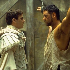 Joaquin Phoenix et Russell Crowe dans Gladiator.