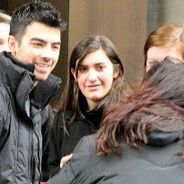 Joe Jonas ... un accueil très chaleureux par ses fans à Paris (VIDEO)
