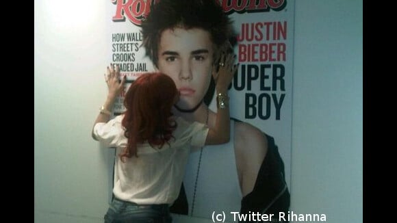 Rihanna fait de l'ombre à Selena Gomez : elle embrasse Justin Bieber (PHOTO)