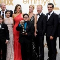 Emmy Awards 2011 : les stars en rouge sur le célèbre tapis (PHOTOS)