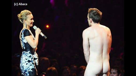 MTV Europe Music Awards 2011 : un homme nu sur scène avec Hayden Pannetiere (VIDEO)