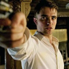 Robert Pattinson : l’arme à la main dans Cosmopolis (PHOTOS)