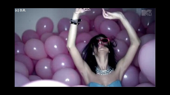 Selena Gomez ''Hit the lights'' : un clip où elle allume la lumière (VIDEO)