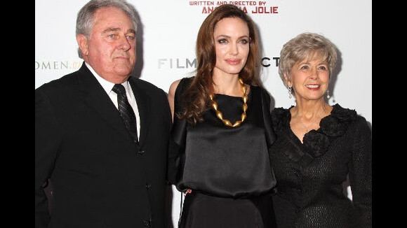 Angelina Jolie : Au Pays du Sang et du Miel mais du love avec les parents de Brad Pitt (PHOTOS)