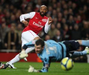 Thierry Henry avec Arsenal contre Leeds tire et attend