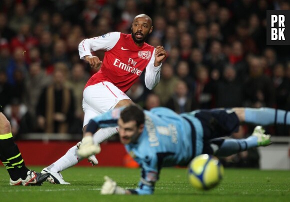 Thierry Henry avec Arsenal contre Leeds tire et attend