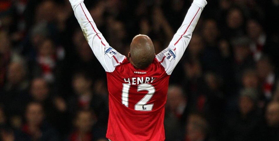 Thierry Henry célèbre son but marqué avec Arsenal contre Leeds