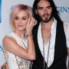 Katy Perry et Russell Brand, chacun regarde dans une direction