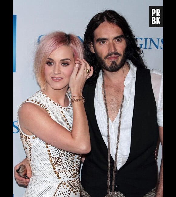 Katy Perry et Russell Brand, chacun regarde dans une direction