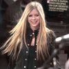 Avril Lavigne a le sourire