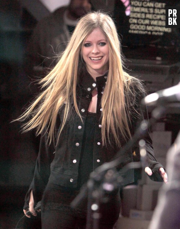 Avril Lavigne a le sourire