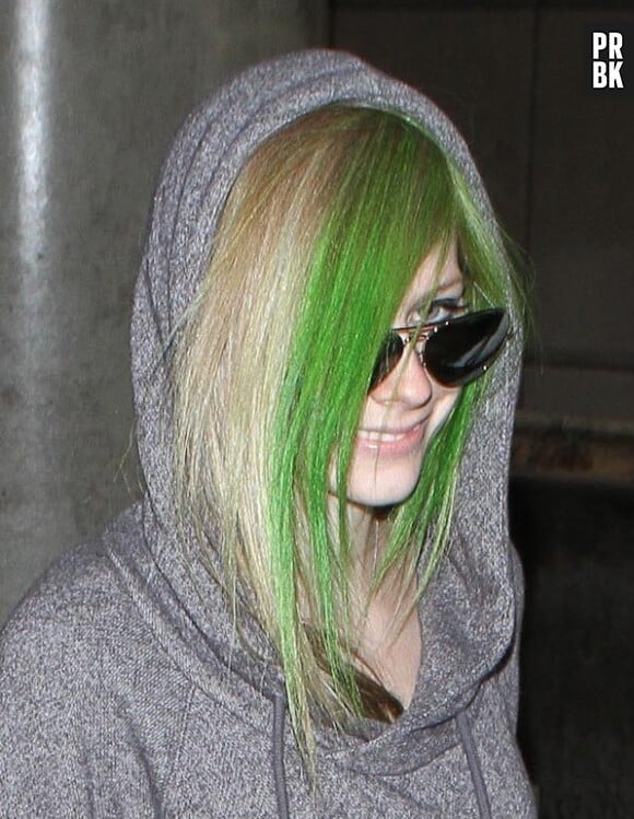 Avril Lavigne et sa célèbre mèche tantôt rose tantôt verte